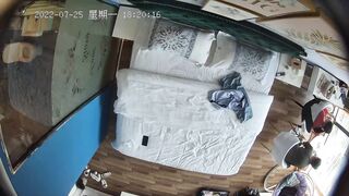 《主題賓館真實洩密》純上帝視角欣賞偸情男女開房啪啪全程~激吻調情由淺入深~亮點是美少婦的呻吟聲聽的J8受不了無套內射