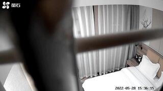 酒店偷拍 背著書包來開房的學生情侶 射完女孩給舔精