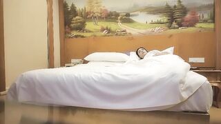 進去就有水了 我逼逼很敏感 啊啊用力對對就這樣 漂亮美女被探花操的屁都出來了 說腸子被操壞