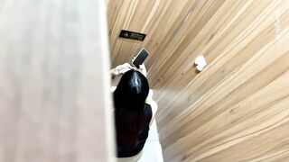 大神手持廁拍 辦公大樓隔板女廁幾乎貼到了逼上 超高畫質偷拍幾個美女的逼和菊花