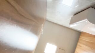 大神手持廁拍 辦公大樓隔板女廁幾乎貼到了逼上 超高畫質偷拍幾個美女的逼和菊花