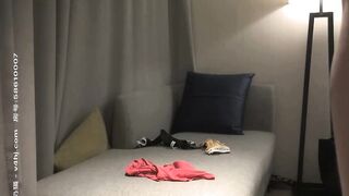 你的太大了 輕點有點疼 啊啊好爽 你真厲害 身材豐滿大波浪美女在沙發被小哥多姿勢猛懟 嬌喘不停