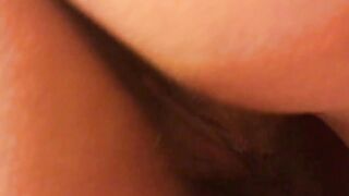 反差騷女線下約會居然是真空 毛茸茸的大鮑魚太好看了 直接在快餐店洗手間搞一炮