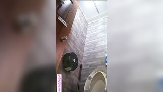 女廁全景偷拍美少婦 各種肥美的鮑魚一一展示