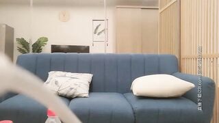 我進去一下就出來 就一下阿 不行不可以 我不射裡面 小美女在沙發被探花小哥唬弄無套 最後口爆