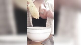 巨乳金蓮 擠奶 噴奶 奶水亂飛 - 05