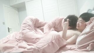 我還沒有高潮 少婦邊看小電影邊啪啪 騷穴摳的淫水直噴 上位騎乘 說還沒有過癮 差點被內射