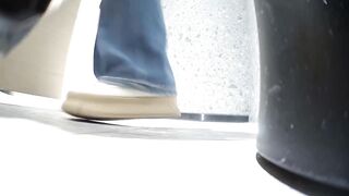 酒吧女廁全景偷拍 - 02