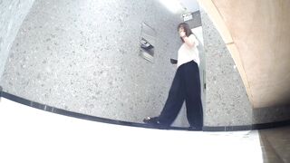 酒吧女廁全景偷拍 - 04