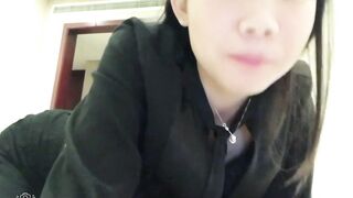 騷貨女孩背著男友主動約炮異地男網友