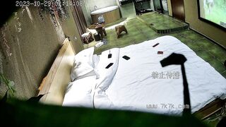 高顏值御姐和社會哥無套抽插最後射在肚皮上