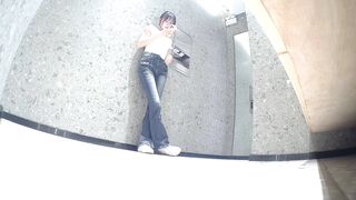 酒吧女廁全景偷拍 - 05