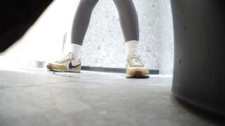 酒吧女廁全景偷拍 - 09