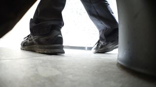 酒吧女廁全景偷拍 - 11