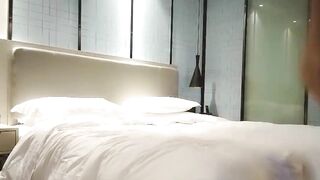 真的好大 我的媽呀 爽爽死啦 我的天 你真的太猛了 漂亮大奶小姐姐被小哥從沙發操到床上