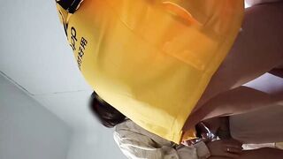 探訪按摩店小伙與好友一起操城中村熟女姐姐，大屌飢渴難耐，奮力打樁