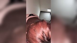 台灣潮妹「kitty2002102」電梯門一開就看到我在被抽插，監視器都看到了，真是一個隨身肉便器
