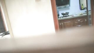 美少婦半裸露出下體打掃 邊做飯邊抽插做愛 猛力不停 盡情釋放享受