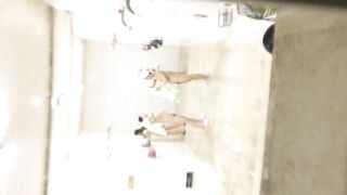 冒死偷拍女大學生公共浴室洗澡 (3)