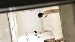 冒死偷拍女大學生公共浴室洗澡 (3)