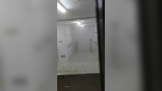 冒死偷拍女大學生公共浴室洗澡 (1)