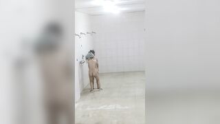 冒死偷拍女大學生公共浴室洗澡 (1)