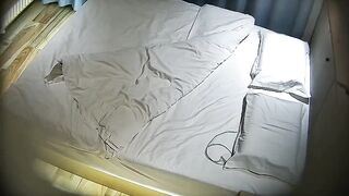 酒店偷拍 清純眼鏡反差婊被打樁淫叫 男炮友一邊操還問她爽不爽