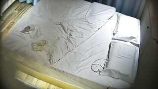 酒店偷拍 清純眼鏡反差婊被打樁淫叫 男炮友一邊操還問她爽不爽